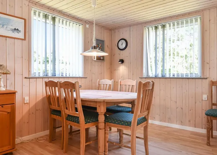 4 Bedroom Cozy In Dom wakacyjny Tarm