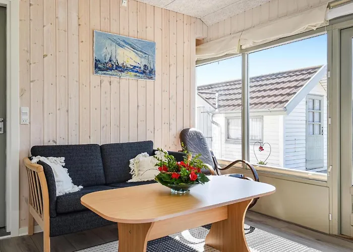 4 Bedroom Cozy In Dom wakacyjny *